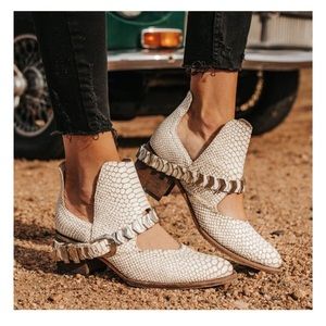 NEW IN BOX “BLADE” white snakeskin Freebird boots